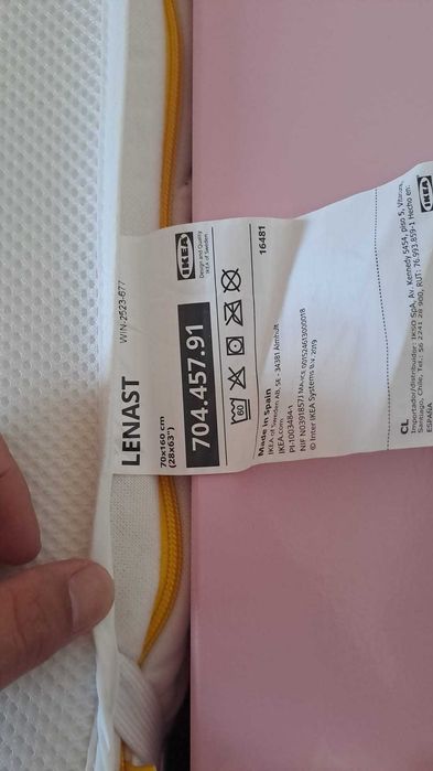 Cama infantil rosa com estrado, colchão e protetor
