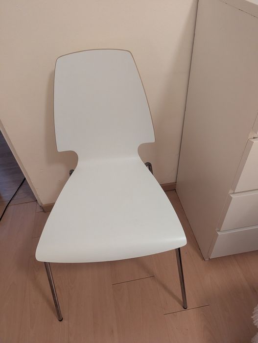 cadeiras IKEA brancas