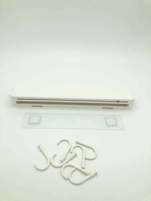 Настінна планка з гачками та отворами для зберігання ножів