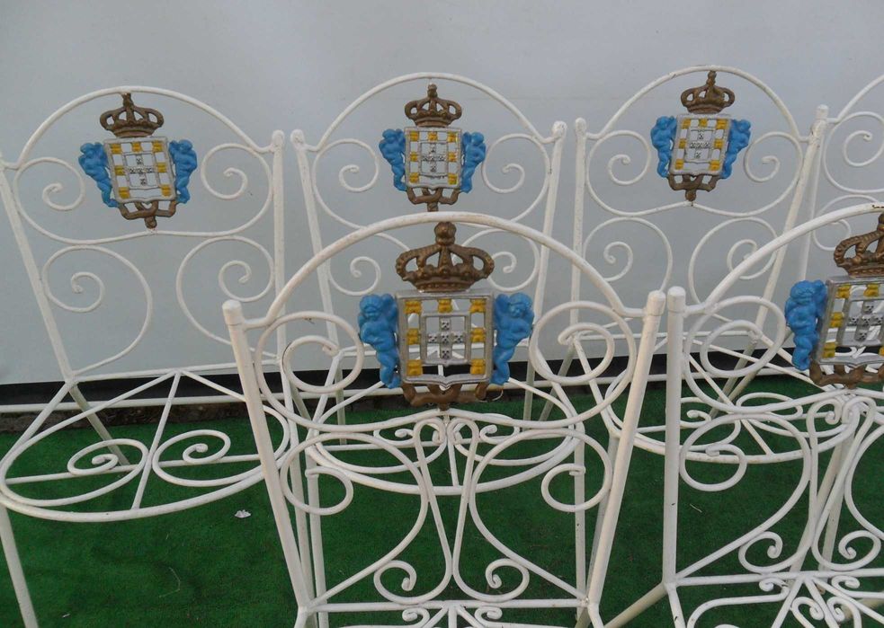 Cadeiras em ferro com brasão