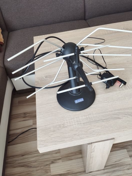 Telewizor 22 cale z dekoderem dwbt2 i antena