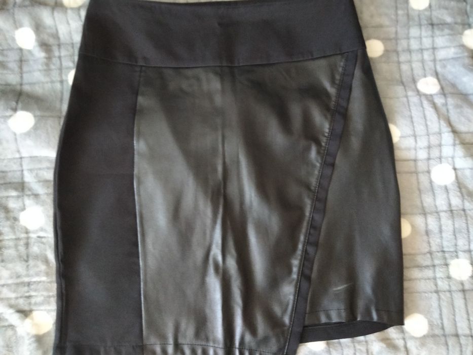 Черная юбка с кожаными вставками