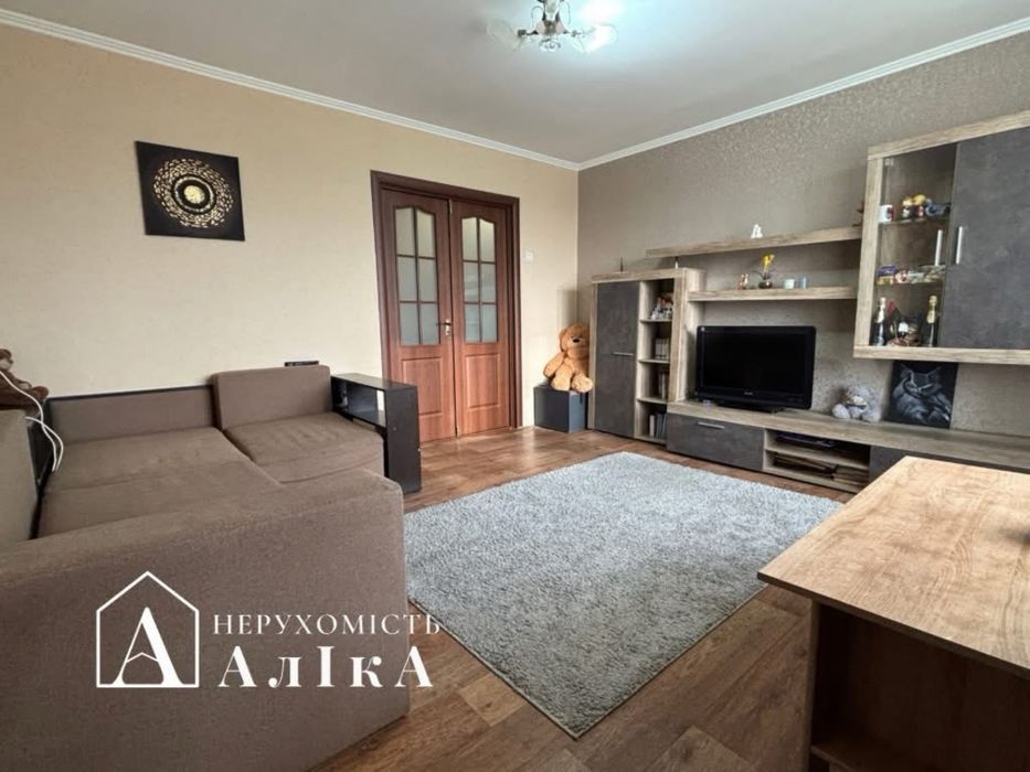 Продам велику 2-кімнатну квартиру