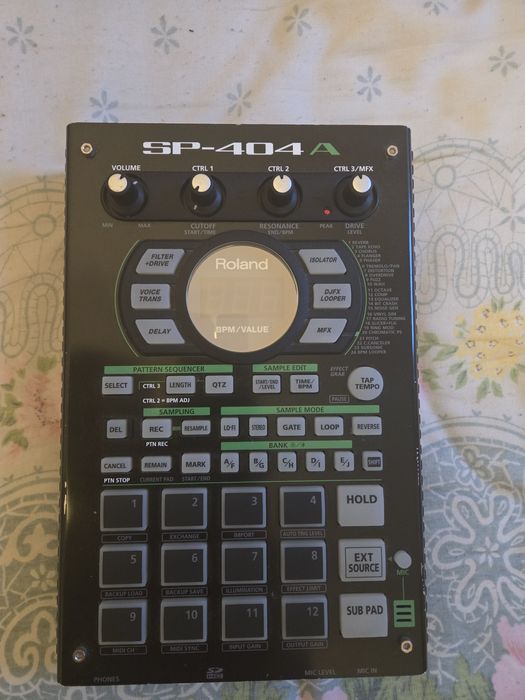 Roland SP-404A sampler