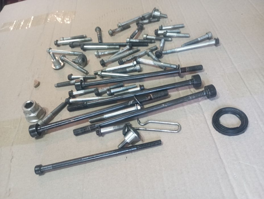 Śruby śrubki szpilki nakrętki silnika klin Aprilia SX 125 RX xtm A4