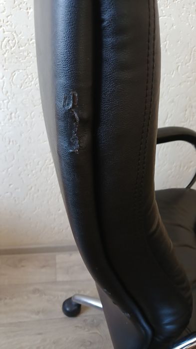 Шкіряне офісне крісло