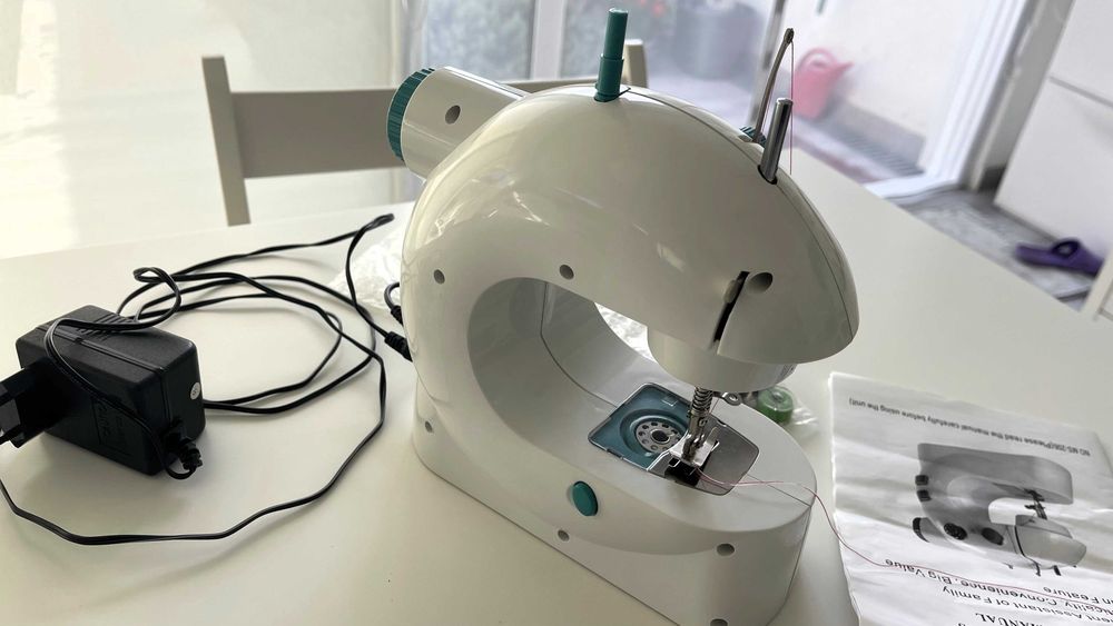 Mini máquina de costura electrica, com pedal. NOVA!