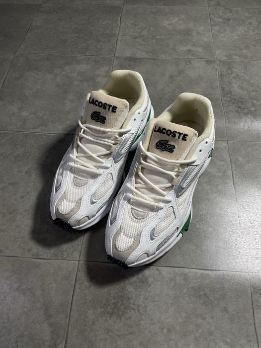 Кросівки від бренду Lacoste