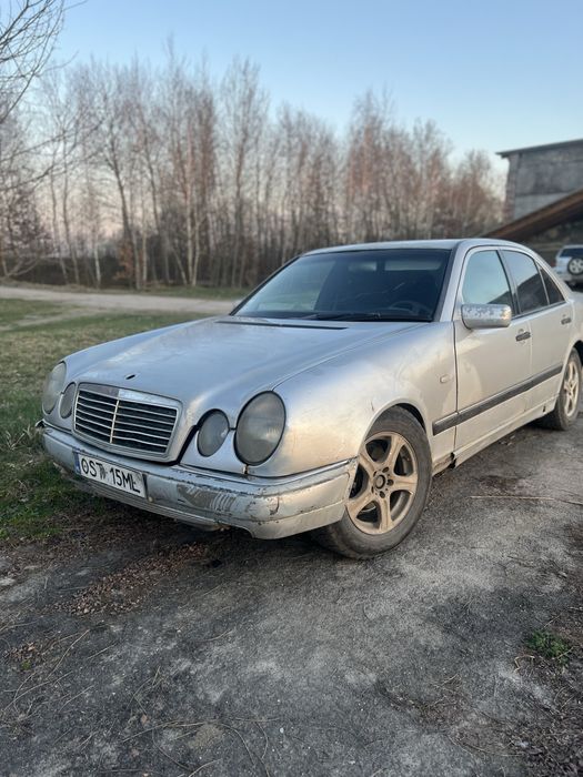 Автомобіль мерседес