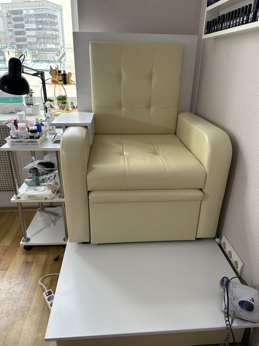 Педикюрне крісло + подіум , диван очікування