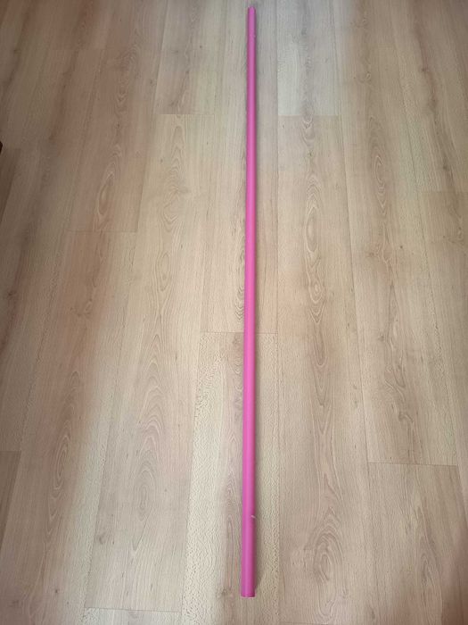 Varão de cortinados para quarto de menina