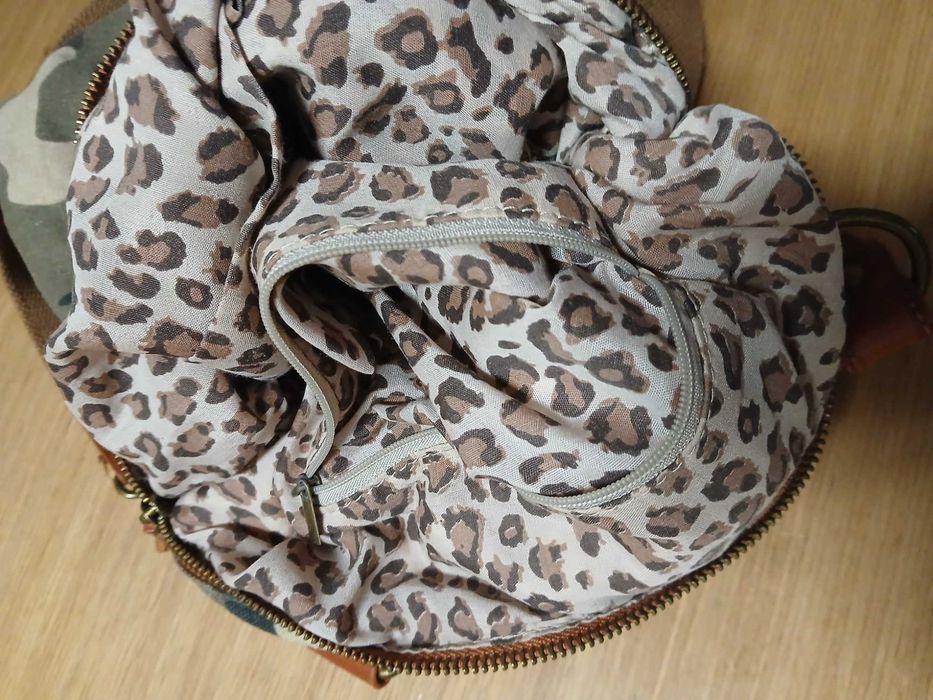 Carteira estilo saco, camuflada, com asa e tira de levar ao ombro
