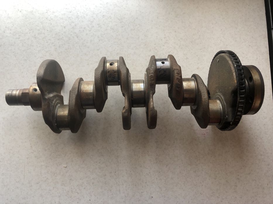 Колінвал,блок мотора,шатуни,поршні.