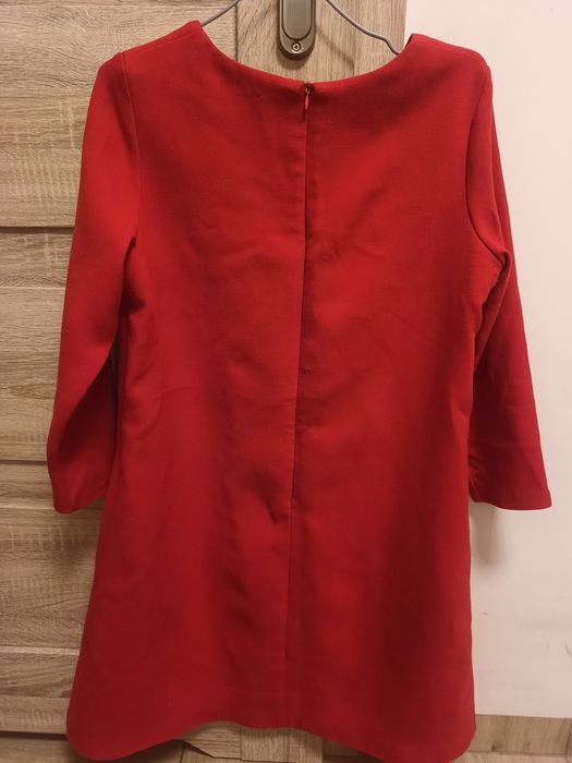 Damska czerwona sukienka na 3/4 rękaw z wycięciem marka Norbi