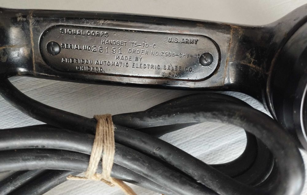 Amerykański telefon polowy typu TS10.