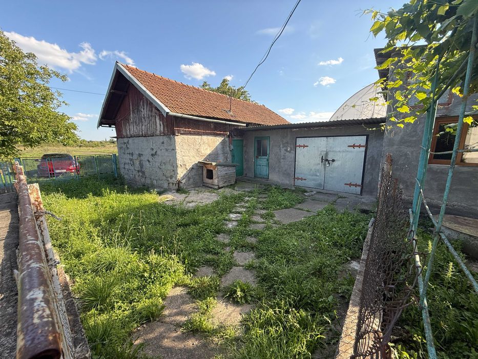 Продається власний цегляний будинок  в с.Луг  Львівської області.