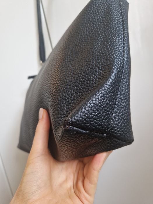 Guess mała czarna torebka na ramię ekoskóra