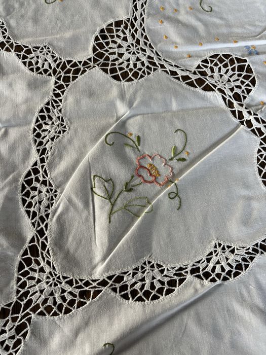 Toalha de mesa com crochê e bordado manual - Novo