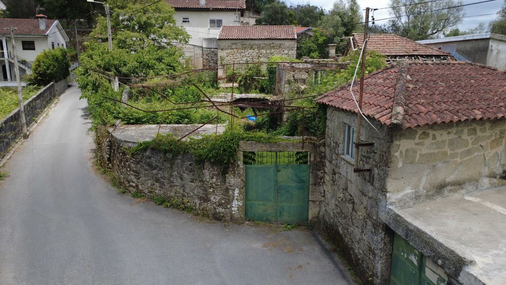 Duas casas em ruina com amplo terreno  todo murado.