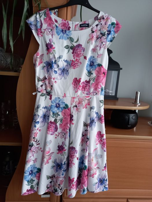 Elegancka sukienka w kwiaty