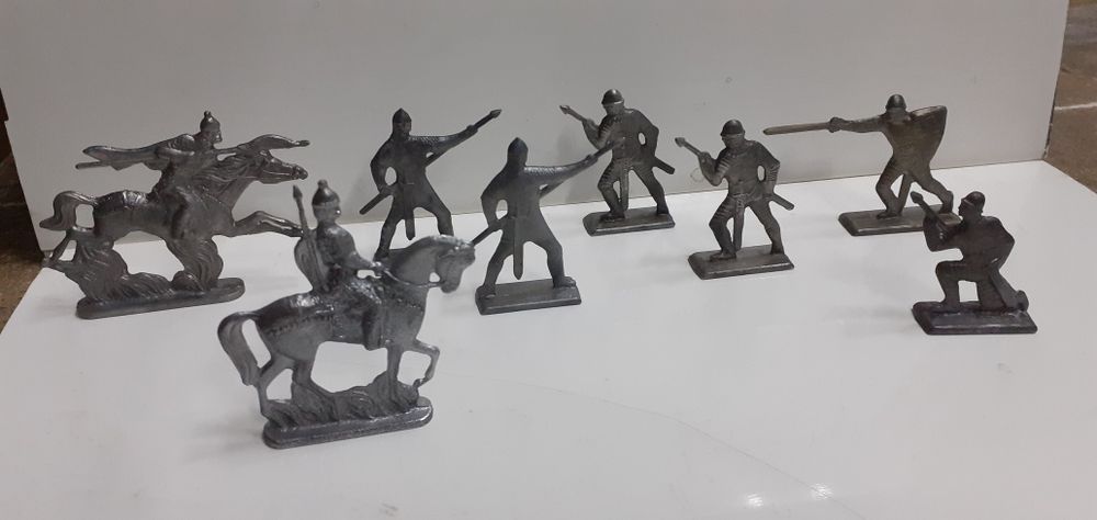 Солдатики металеві різні.