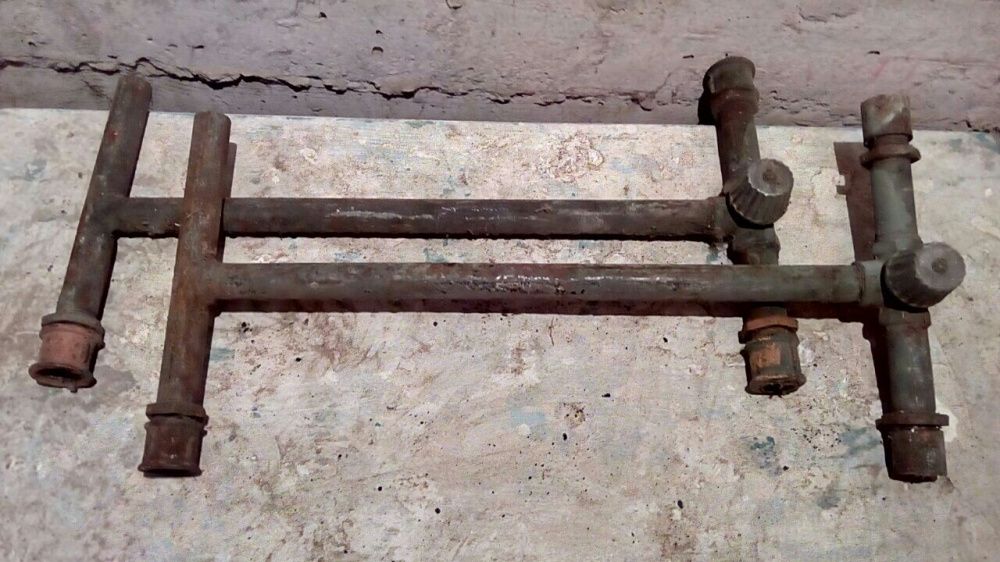 Куски труб пластины чугунных разной длины и диаметра