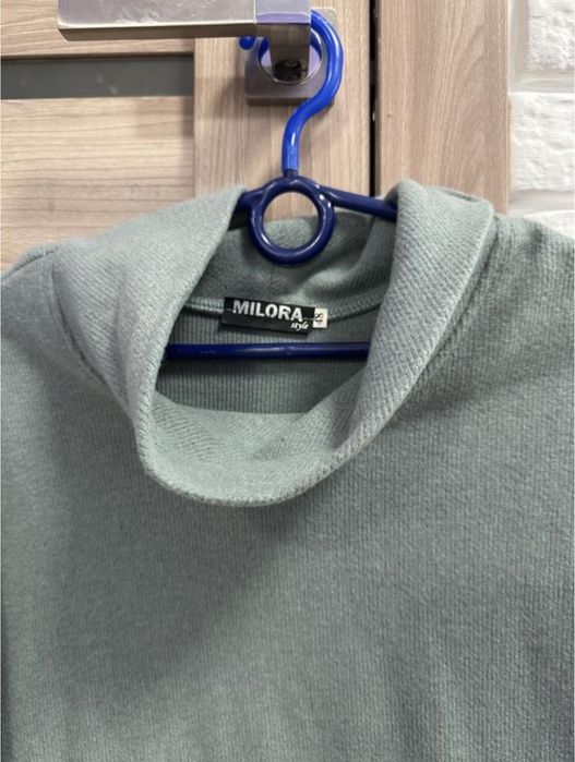 Продам сукню светер в рубчик з горловиною м-л