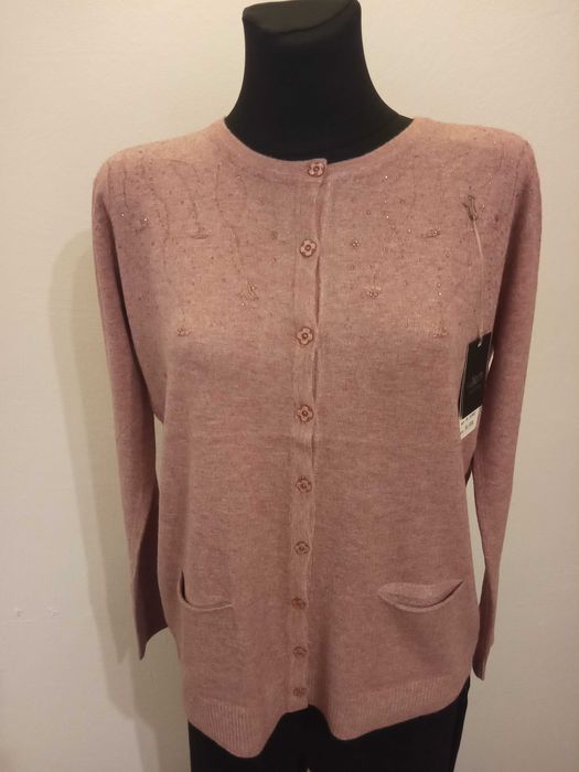 Sweterki rozpinane z dwiema kieszonkami i ozdobione cyrkonami