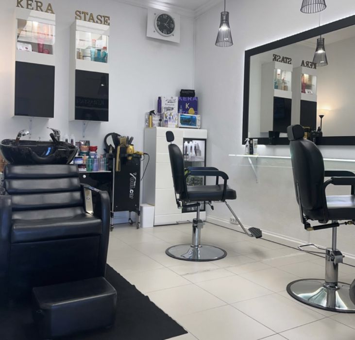 Dois espelhos de cabeleireiro barbeiro estetica