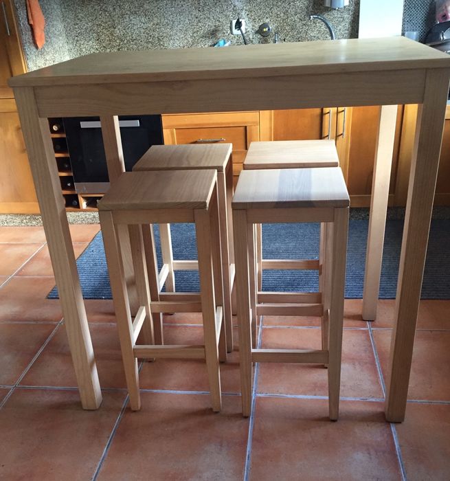Conjunto de mesa e bancos.