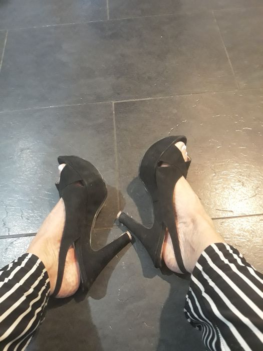 Sandálias pretas italianas em pele genuína de camurça genuína de camur