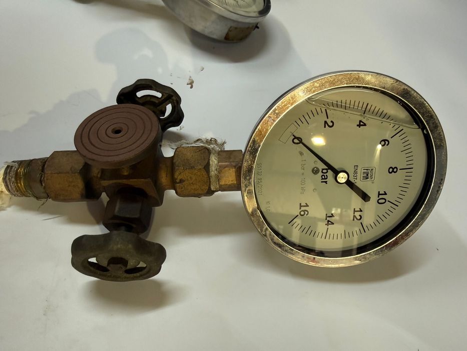 Manómetros Industriais 0–16 Bar com Válvula