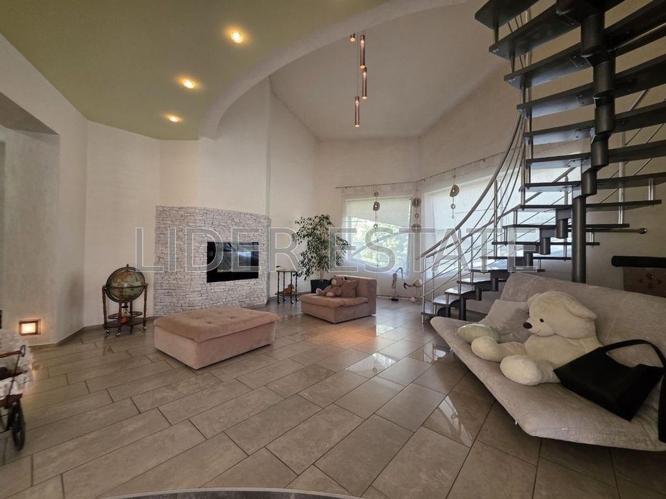 Продаж будинку 5 кімн в Ужгороді, 390 м², 8.5 сот.