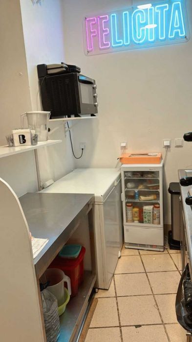 Trespasse Cafetaria e Geladaria totalmente equipada. Parede/Cascais.