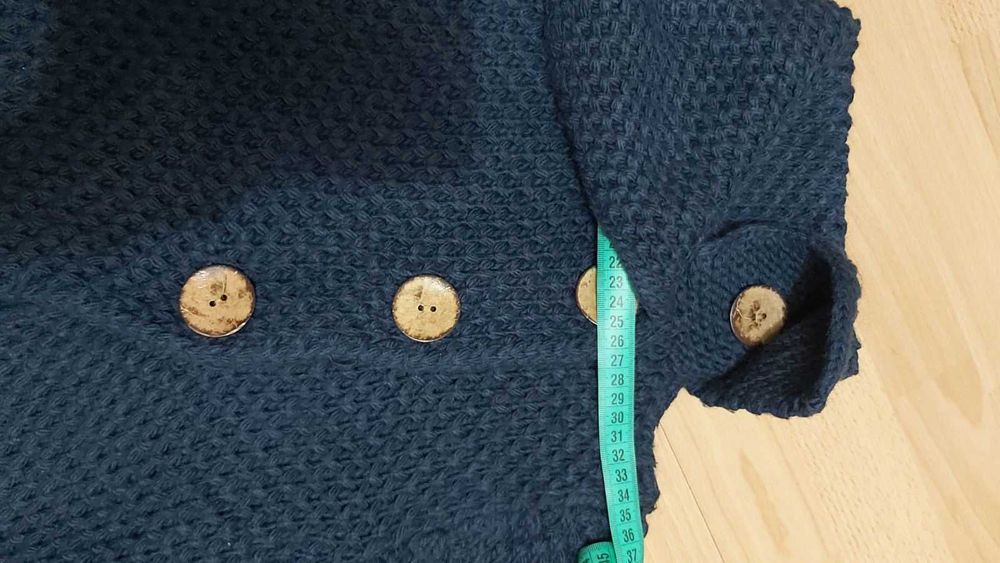 Жіночий в'язаний жакет