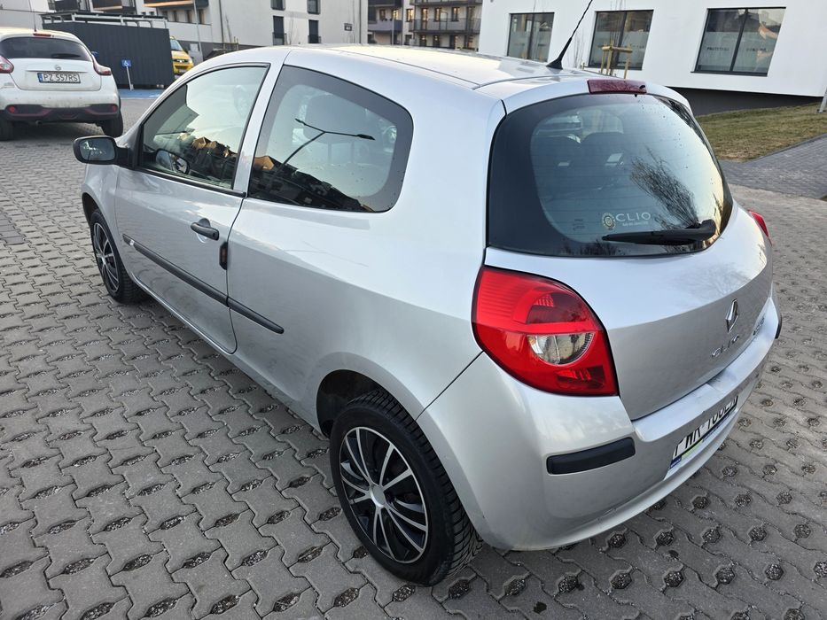 Klimatyzacja, dwa komplety kół, grzane fotele, niski przebieg