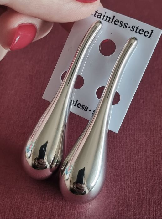 Brincos prateados, em aço, da gota/lágrima.  Super leves.