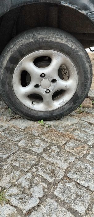 Vendo pneus com jante 13 e bomba ejetora para Nissan Micra 99