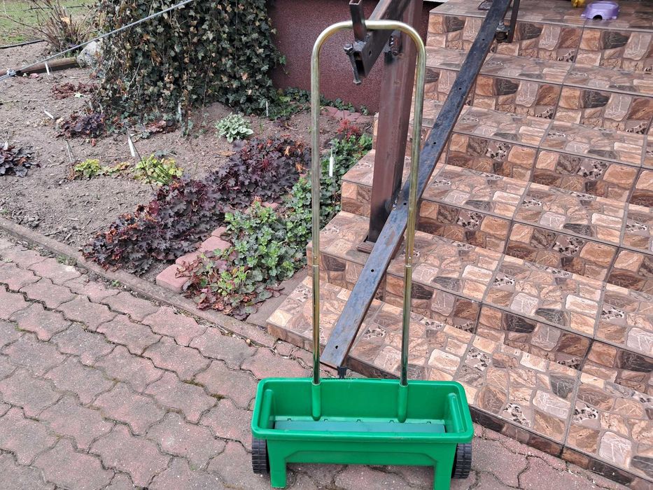 Siewnik ręczny o pojemności 12 litrów