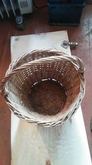 Корзина плетённая из прошлого века.