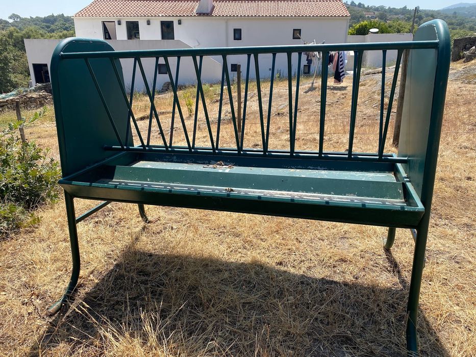 Comedouro verde e resistente para cavalos no pasto