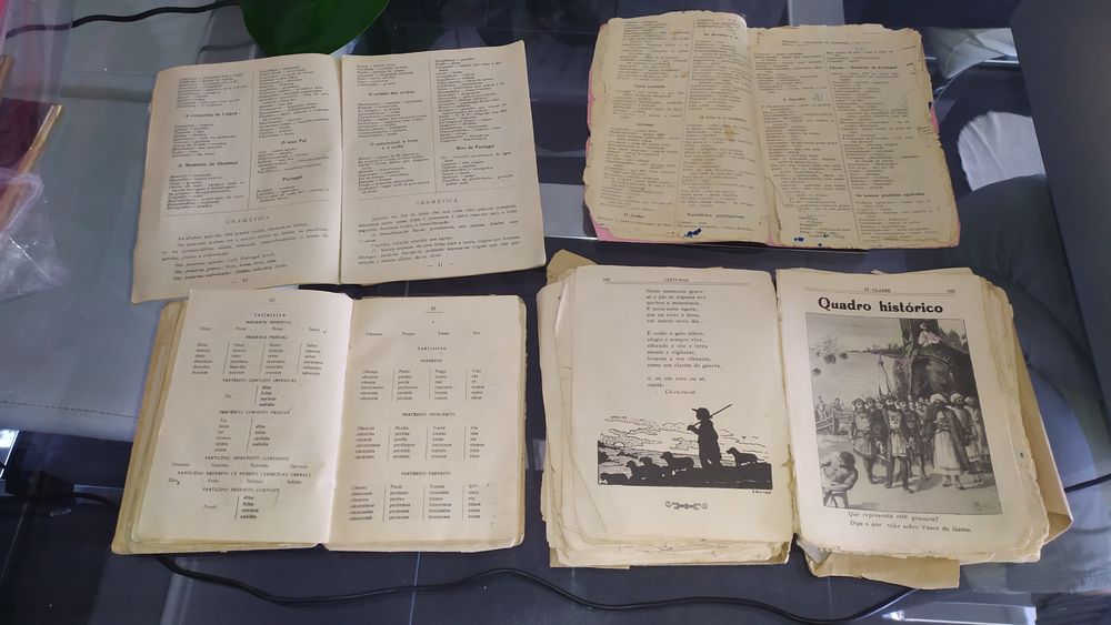 Conjunto antigo de manuais de português com mais de 70 anos