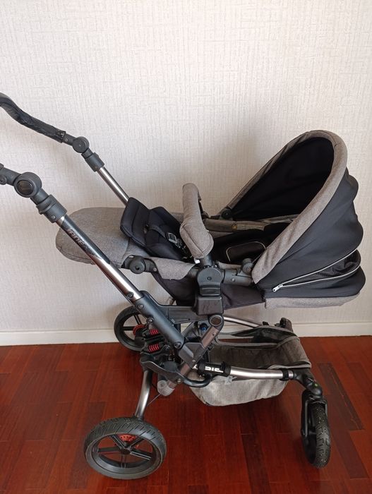 Carrinho de criança cinza
