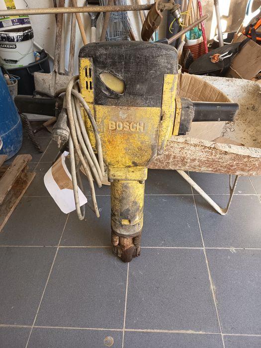 Martelo Demolidor Bosch Profissional GSH 27 + Cinzéis – Revisto