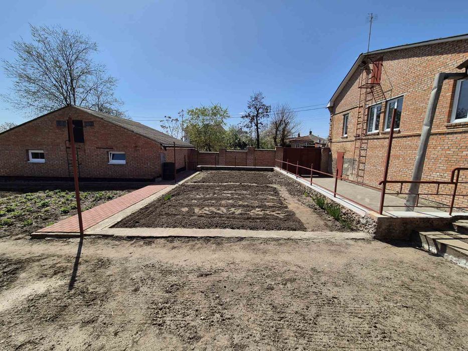 Продається будинок в Центральній частині міста.