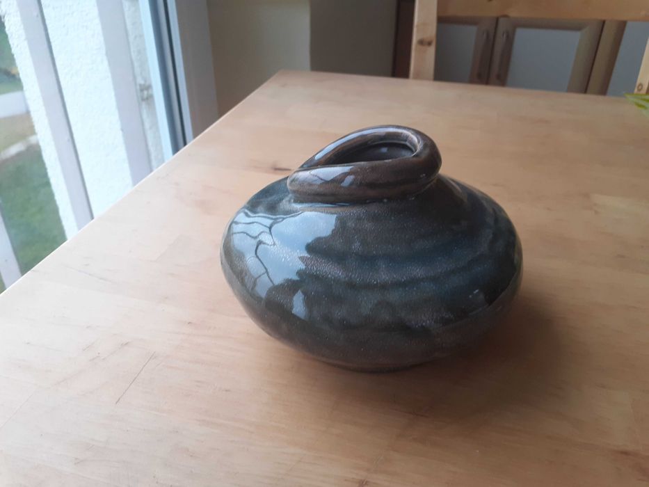 Wazon ceramiczny, naczynie ceramiczne. Brązowy.
