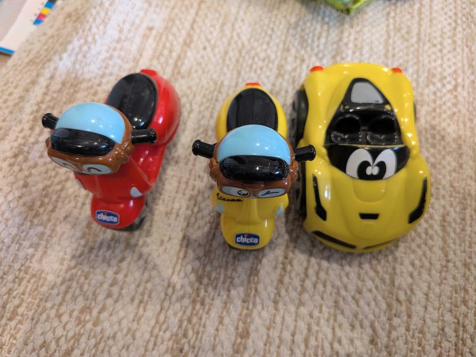 2 mini vespas e 1 carro Chicco