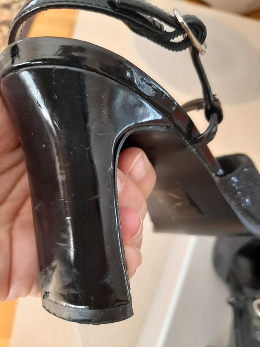 Sprzedam sandały w części skórzane  lakierkowane Scarlett w rozm. 37.