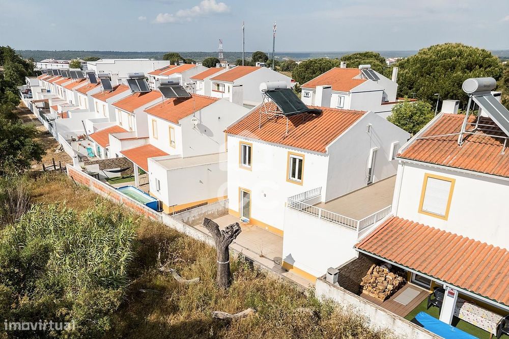 Moradia T3 c/ Quintal, Terraço e Garagem no Loteamento Quinta das Sesm
