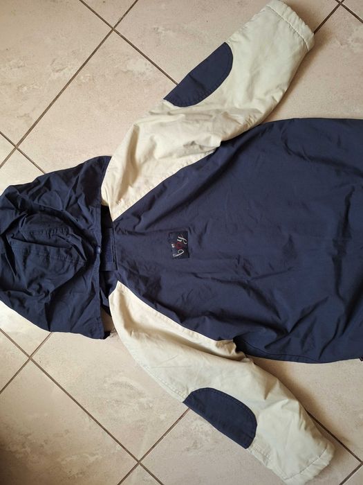 Przejsciowa kurtka z polarkiem i odpinanym kapturem, rozm. 122